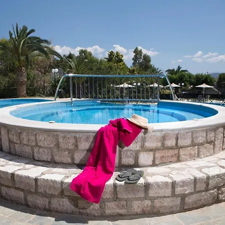 Ξενοδοχείο Almira Mare 4*